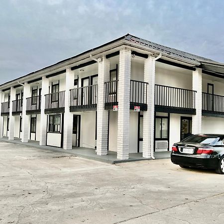 Economy Inn And Suites Тълса Екстериор снимка