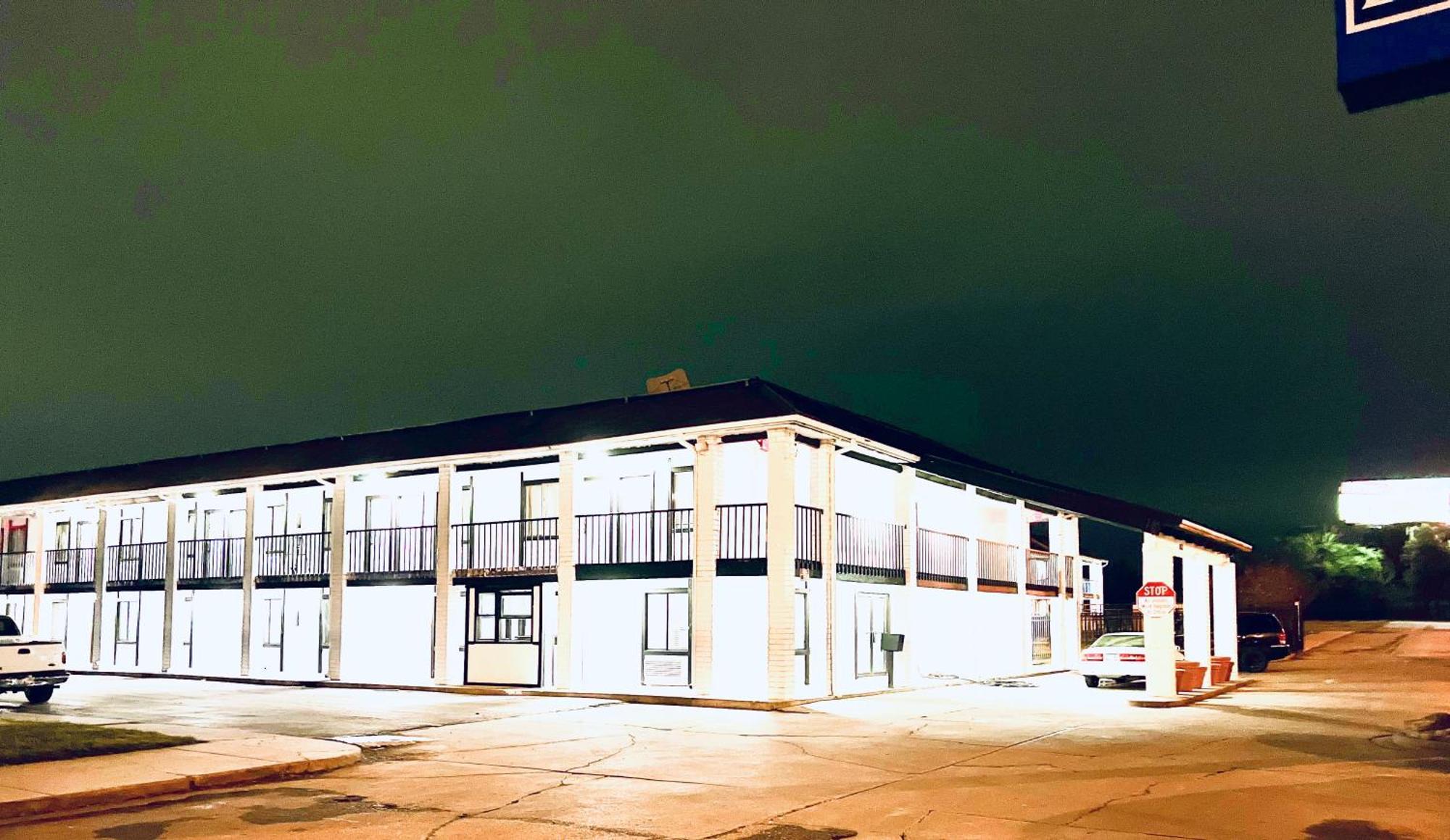 Economy Inn And Suites Тълса Екстериор снимка