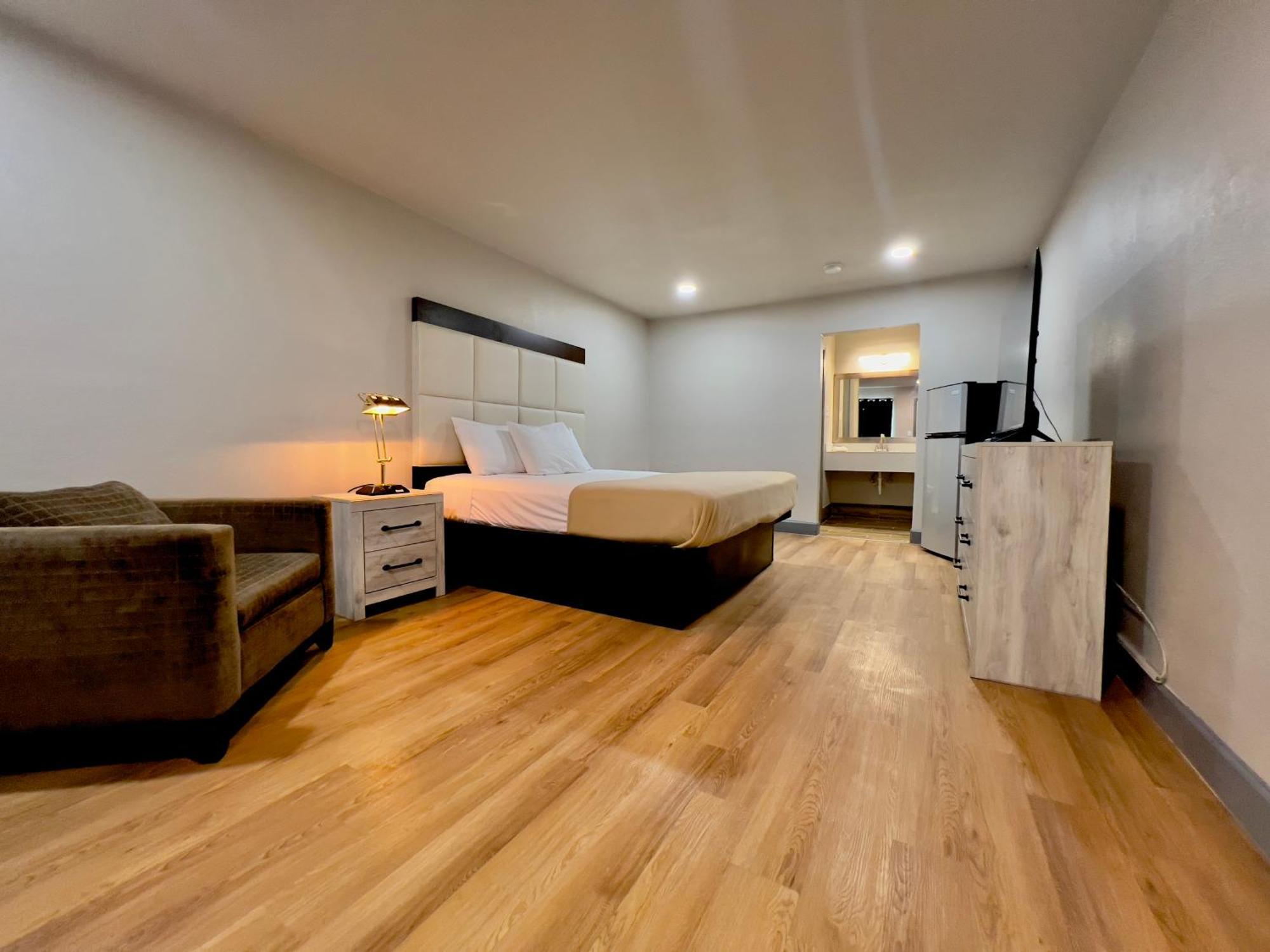 Economy Inn And Suites Тълса Екстериор снимка
