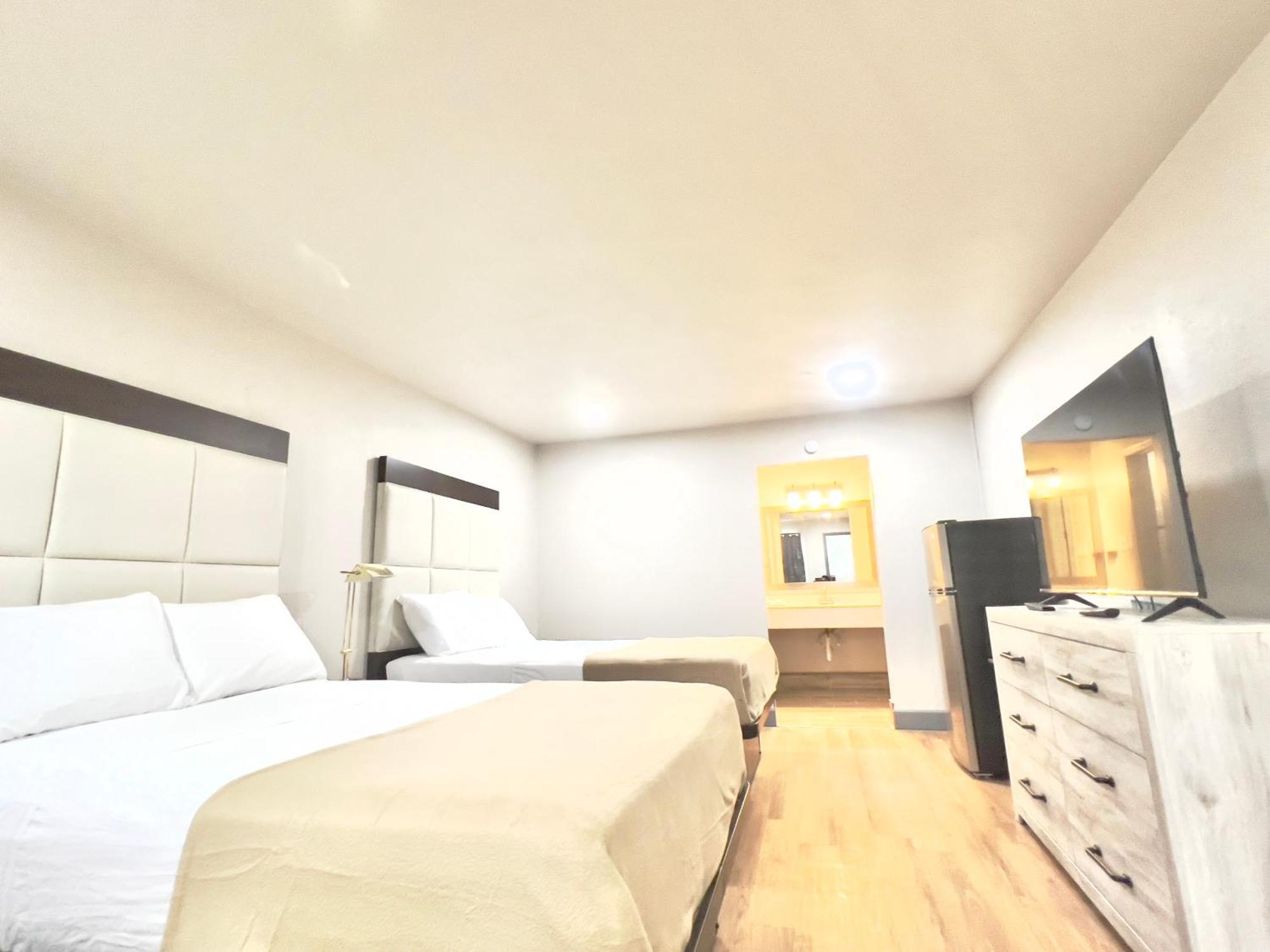 Economy Inn And Suites Тълса Екстериор снимка