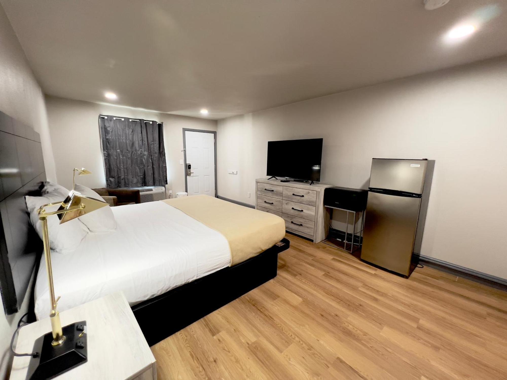 Economy Inn And Suites Тълса Екстериор снимка