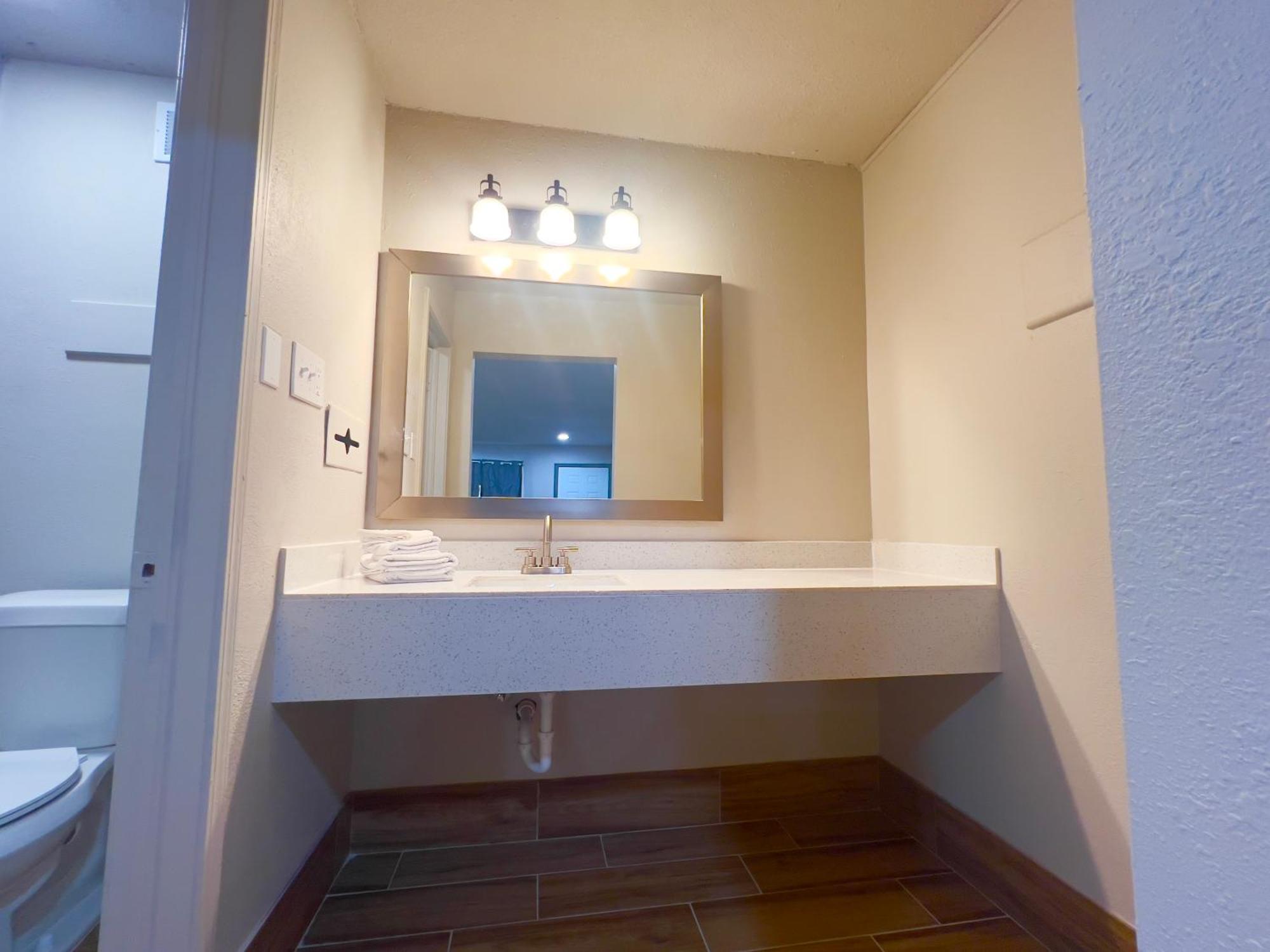 Economy Inn And Suites Тълса Екстериор снимка