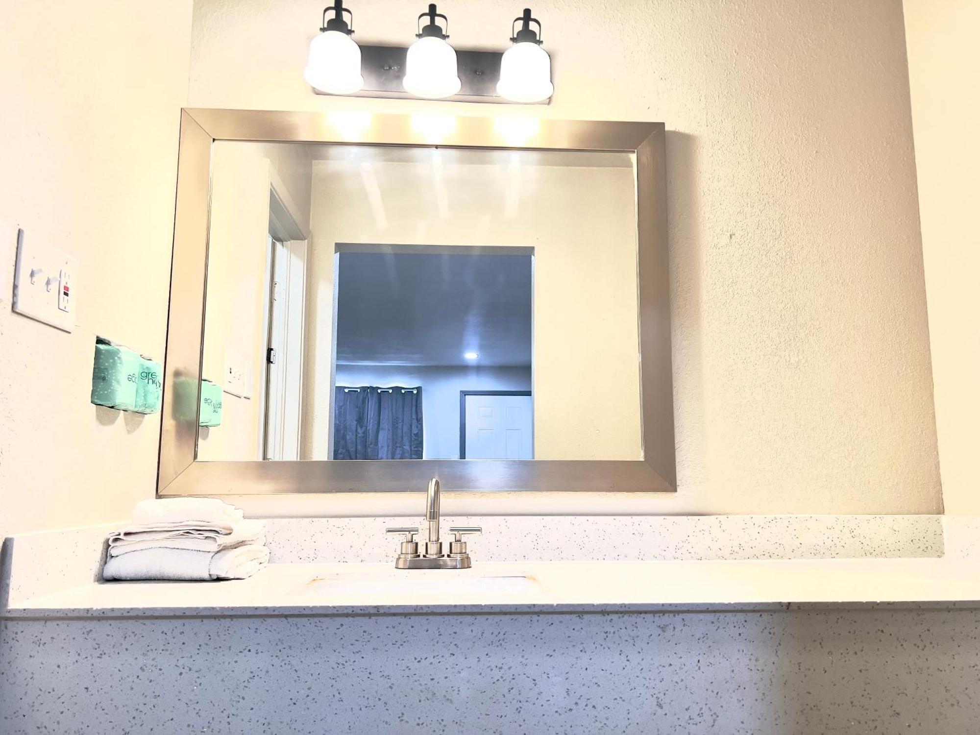 Economy Inn And Suites Тълса Екстериор снимка