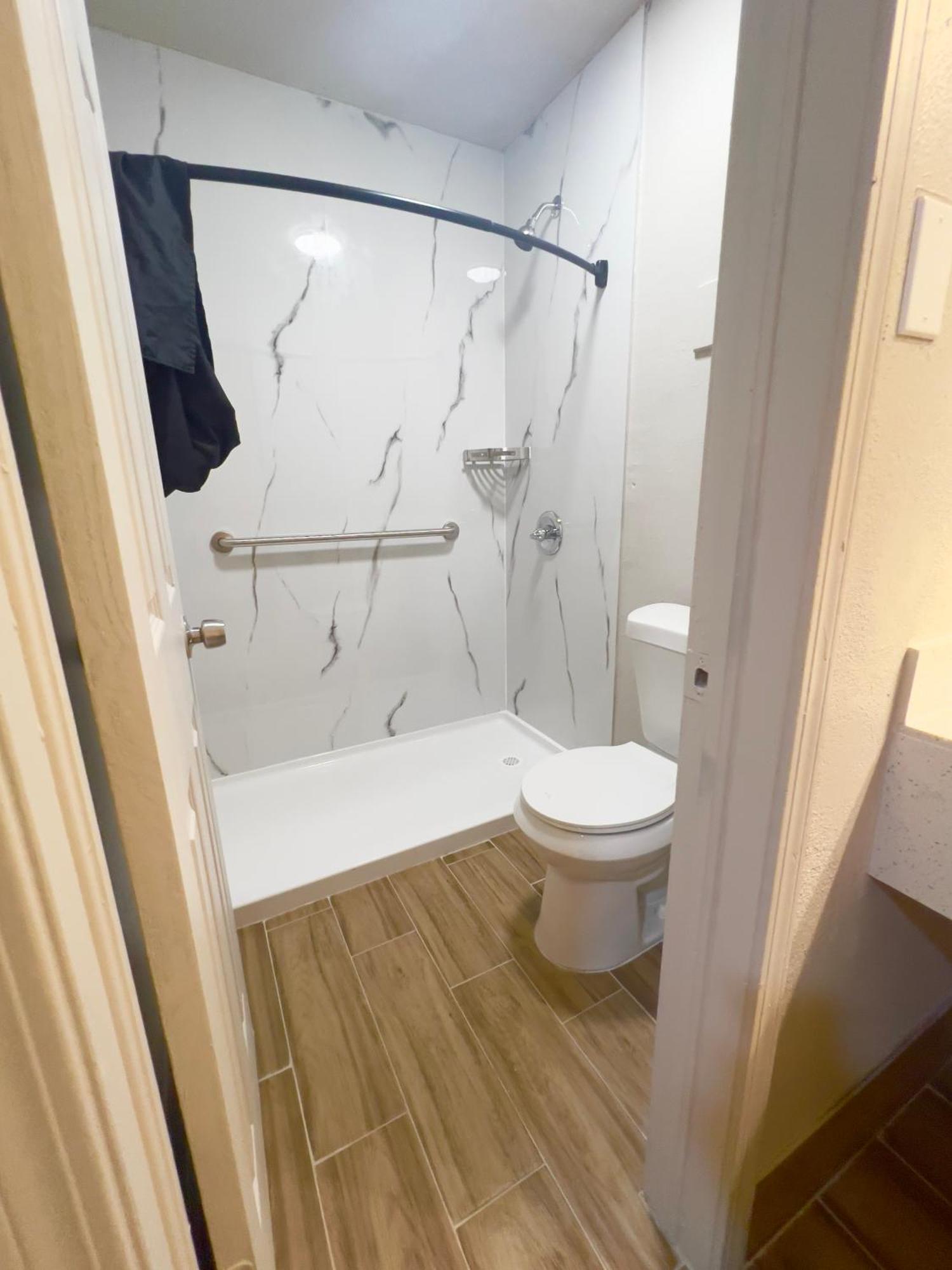 Economy Inn And Suites Тълса Екстериор снимка