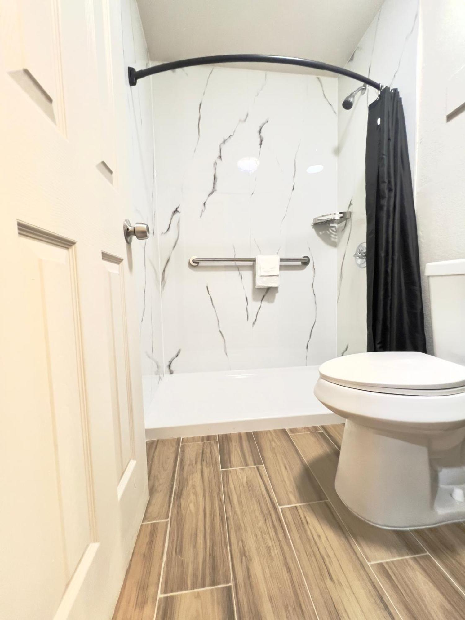 Economy Inn And Suites Тълса Екстериор снимка