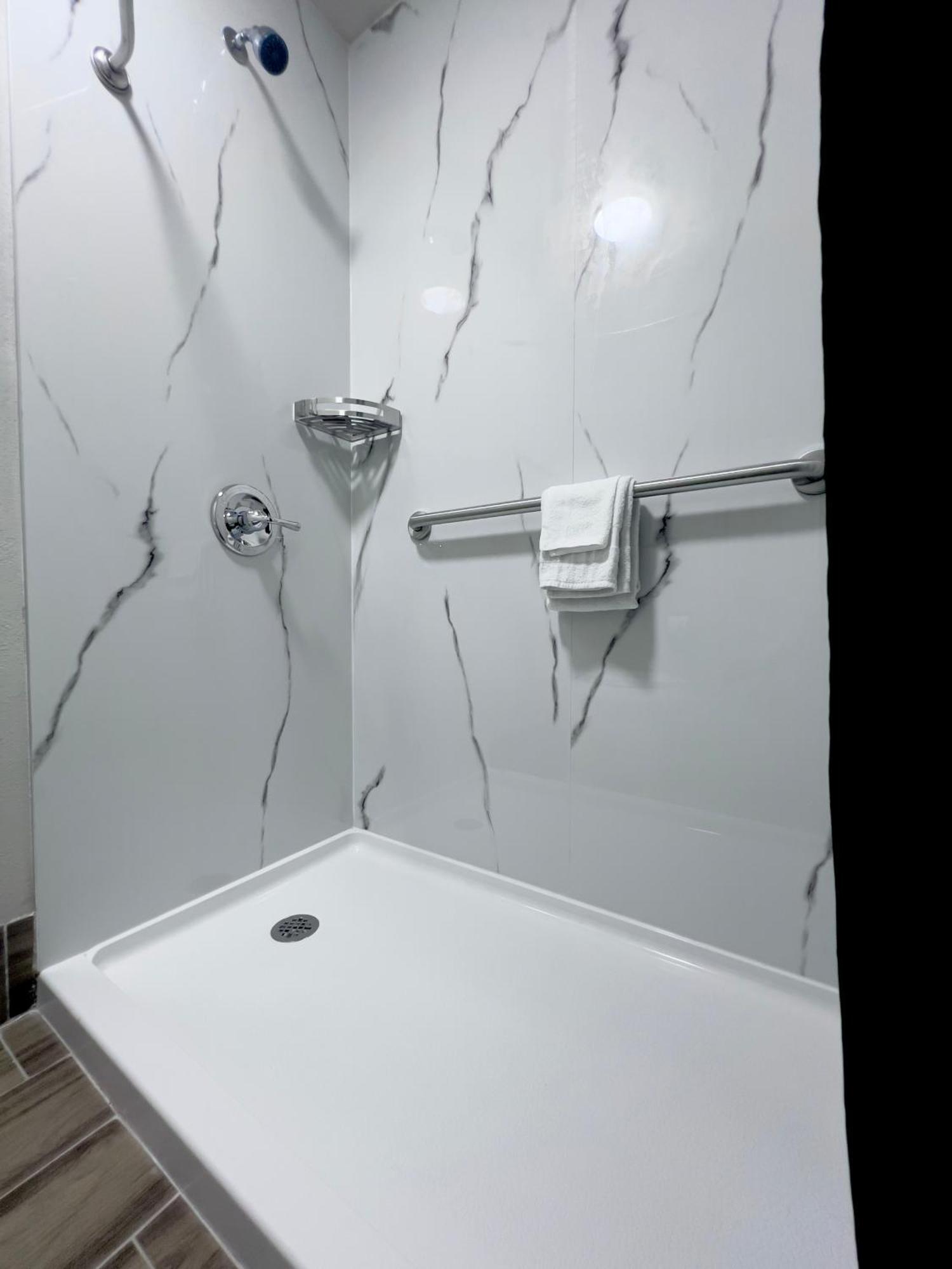 Economy Inn And Suites Тълса Екстериор снимка