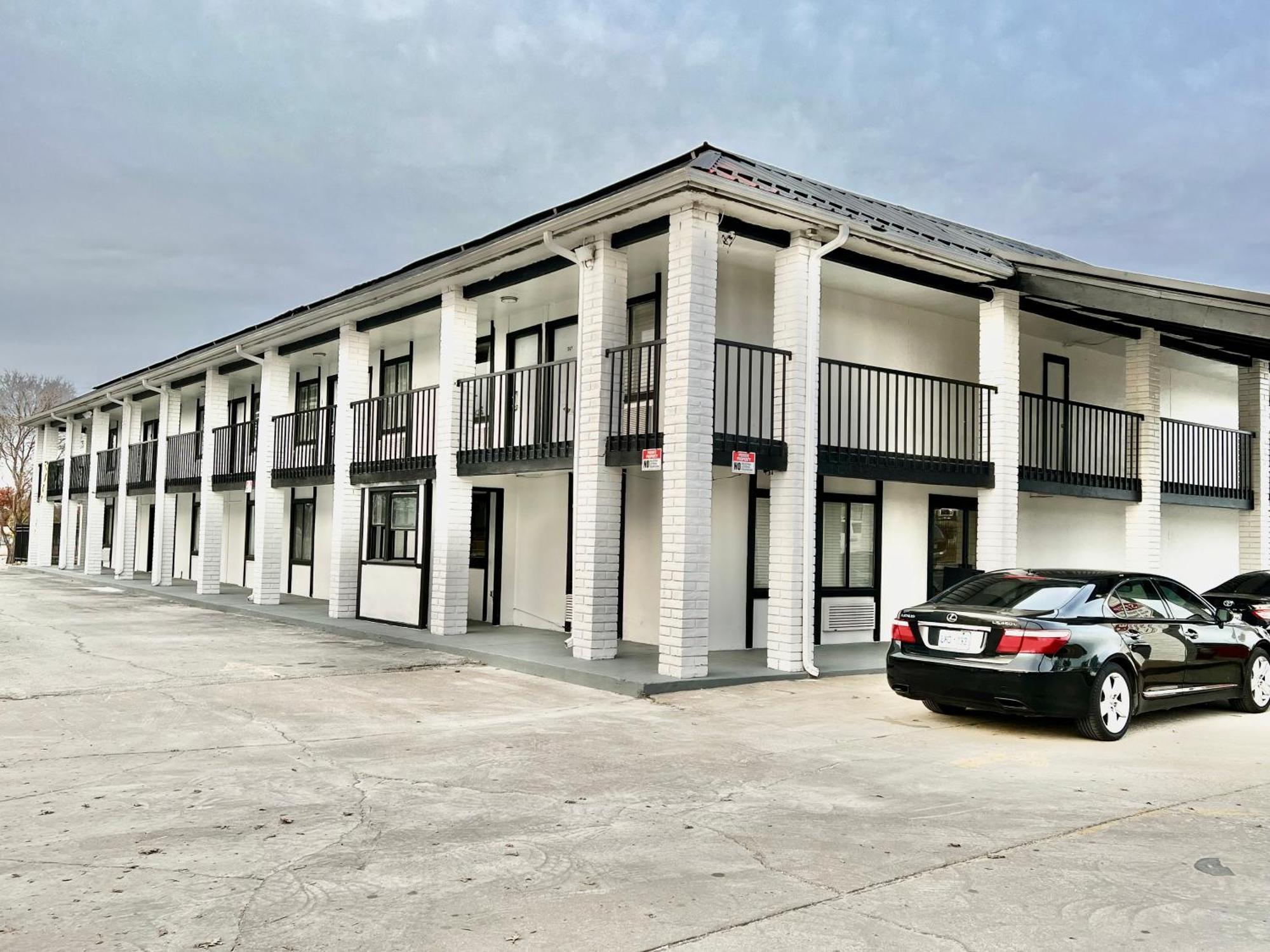 Economy Inn And Suites Тълса Екстериор снимка